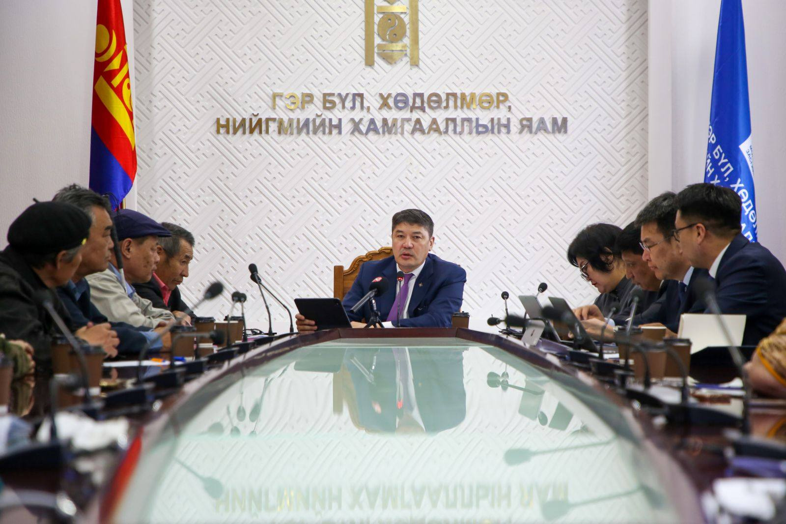 ТЭТГЭВЭР НЭМЭХИЙГ ШААРДСАН АХМАДУУДЫН ТӨЛӨӨЛЛИЙГ ХҮЛЭЭН АВЧ УУЛЗЛАА